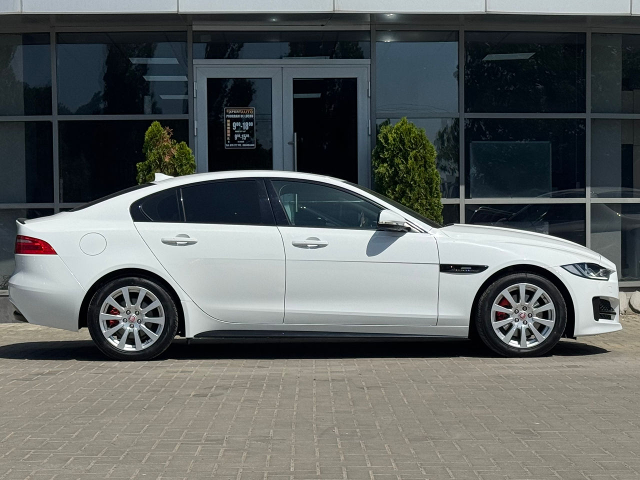Jaguar XE — фото 5