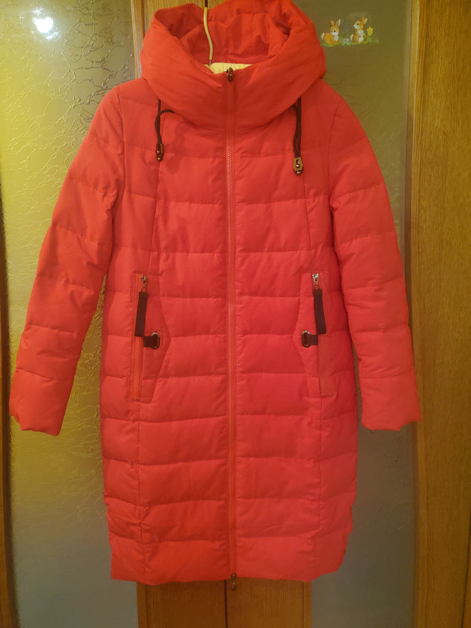Длинная зимняя куртка красного цвета