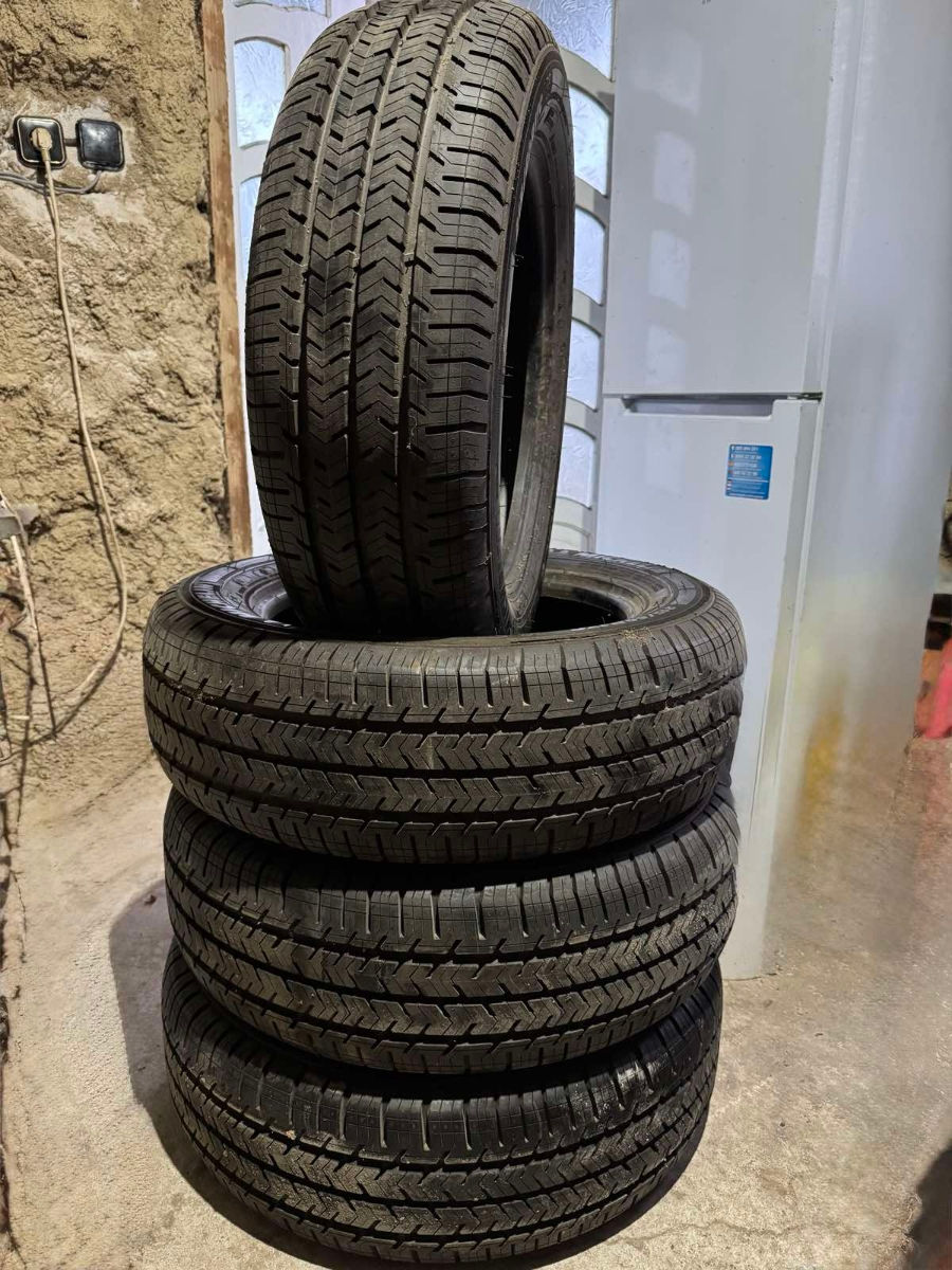 Michelin Agilis 215/60 R17C foto 0