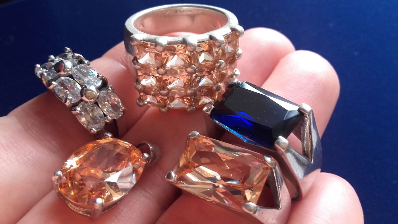 Серебряные оригинальные украшения.