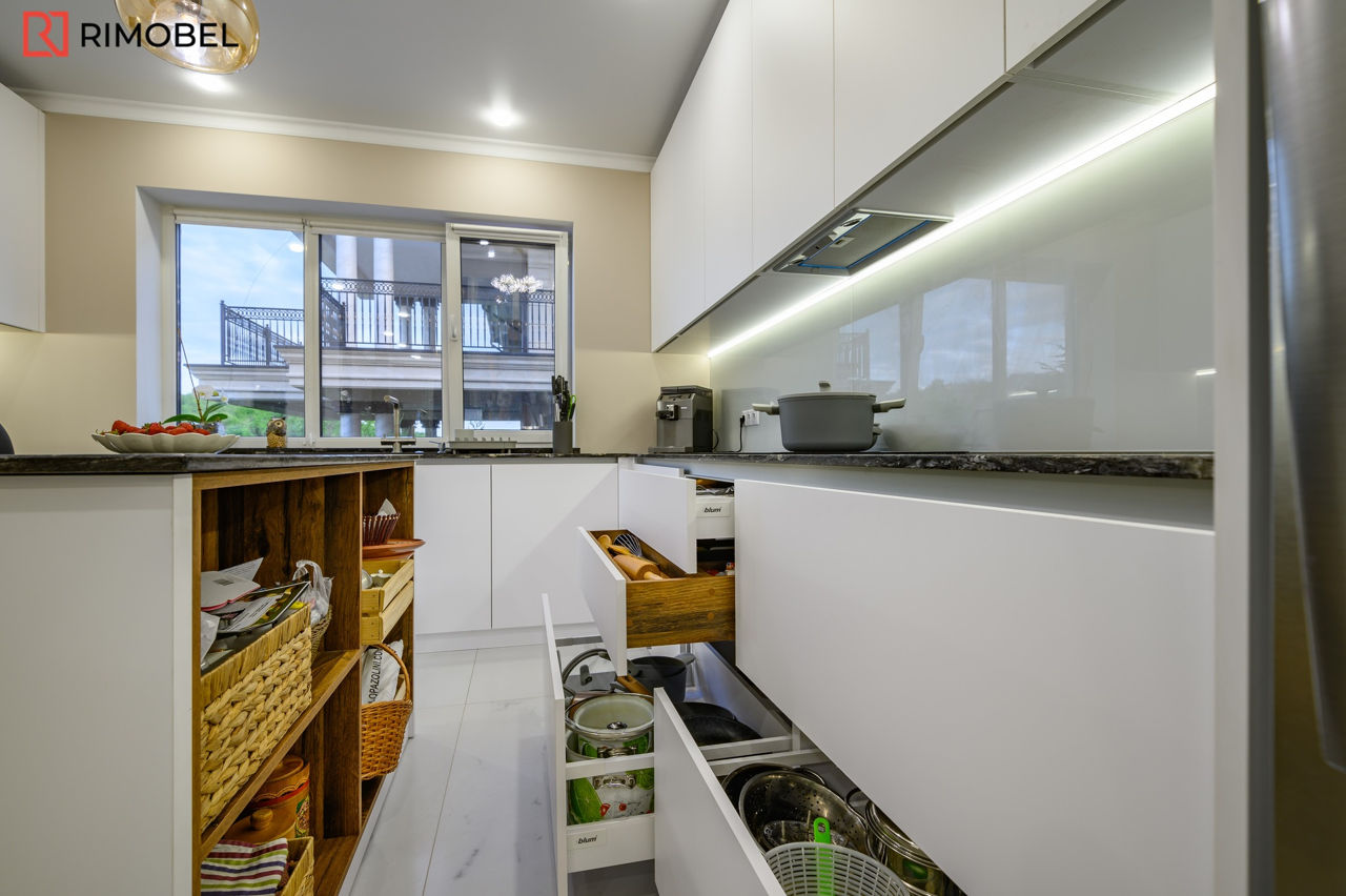 Bucătărie modernă în culoarea albă cu o peninsulă în mijloc foto 5