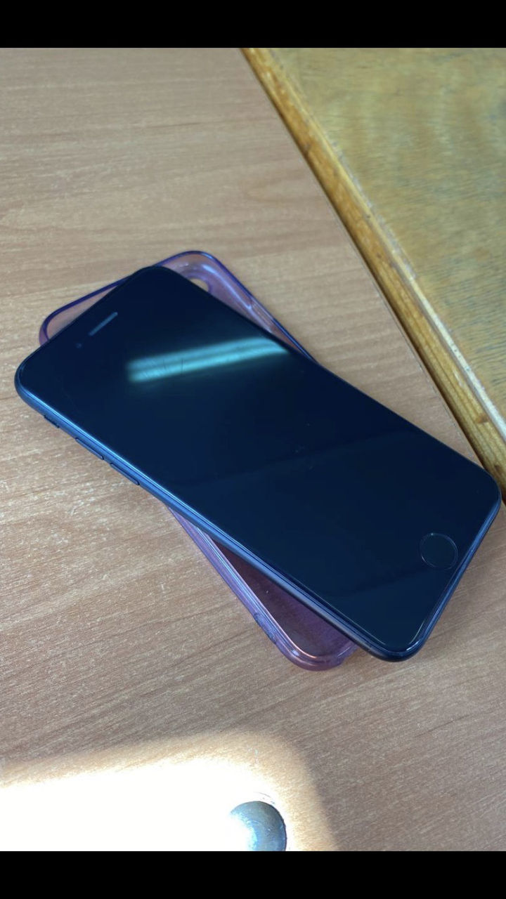 Продам iPhone SE2020 64gb