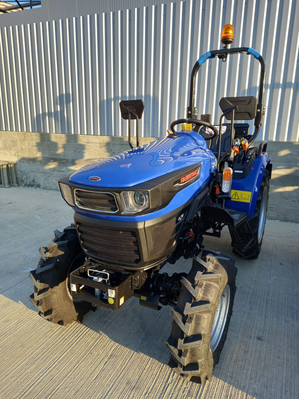 Tractor Compact Farmtrac La 200 Euro Lunar фото 0