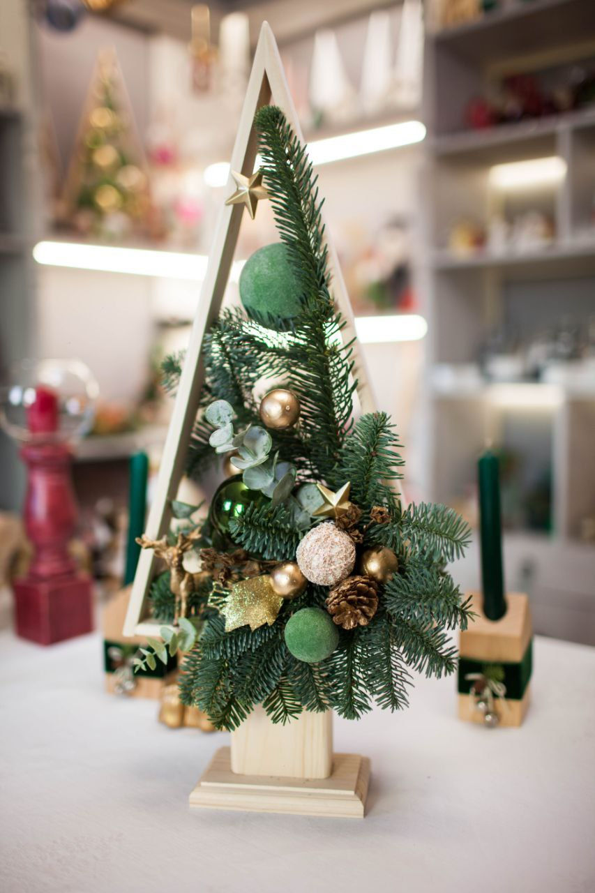 Decoratiuni de iarna,  confectionate manual, compozitii vii pentru masa de revelion. foto 5