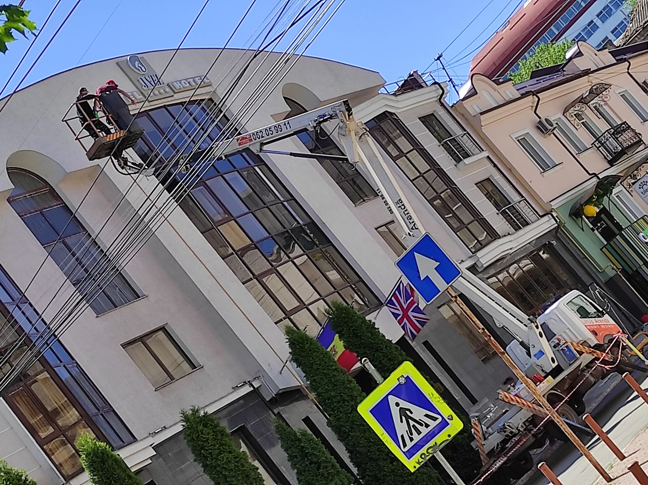 Spălam fatadele cladirilor, ferestre, litere in volum, la orice inaltime! foto 6