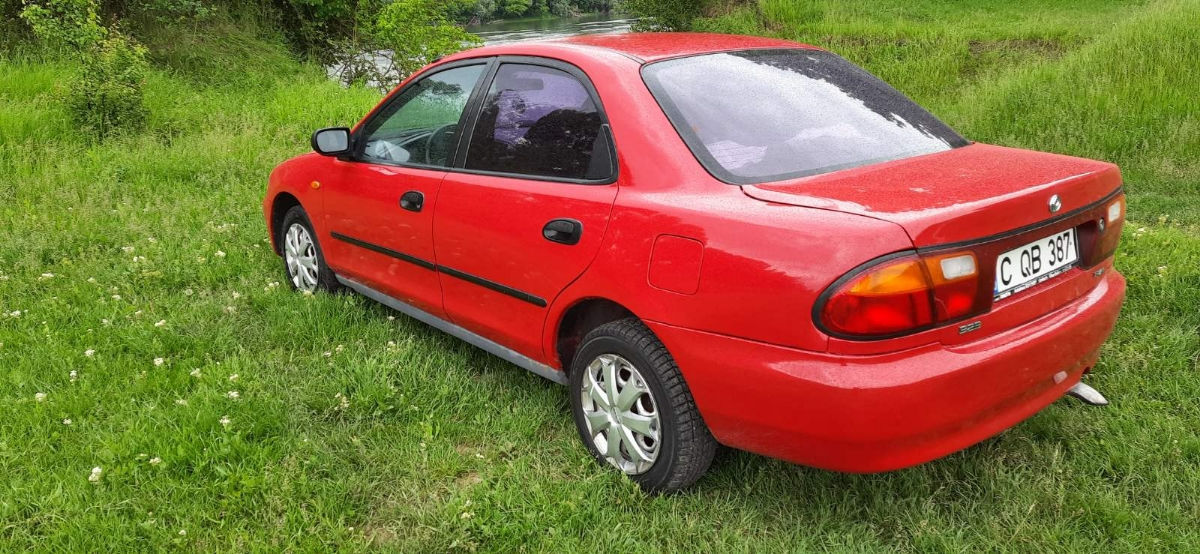Mazda 323 foto 1