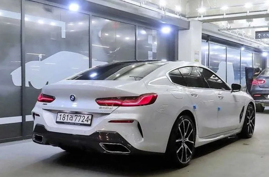 BMW 8 Series foto 1
