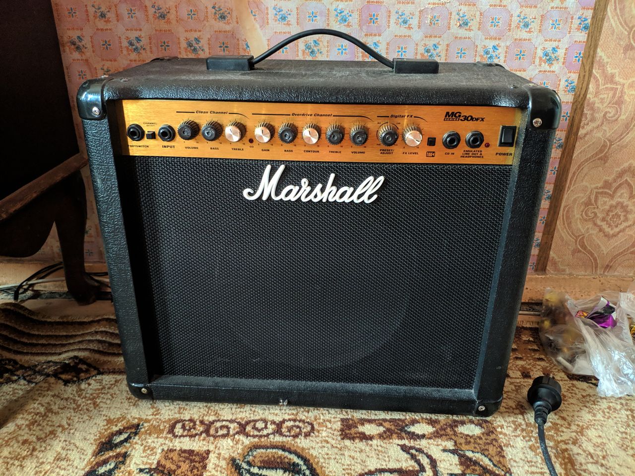 Squier Fender Stratocaster Classic Vibe 60. + Комбик Marshall