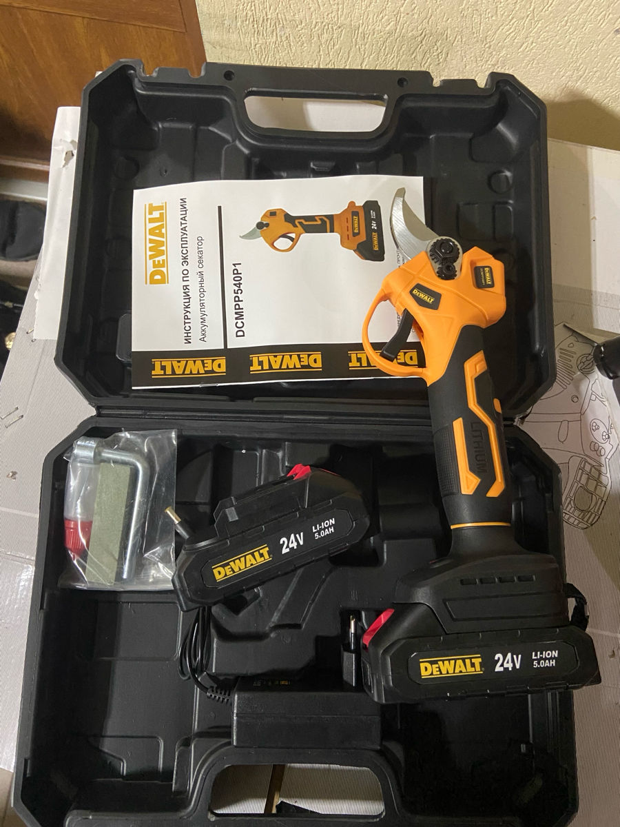 Секатор DeWALT с 2 АКБ foto 0