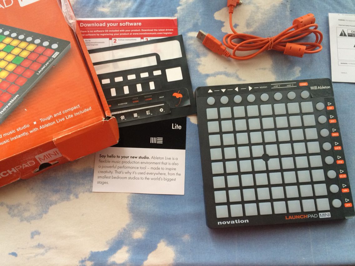 Launchpad mini, lucreaza cu ableton si FLstudio.