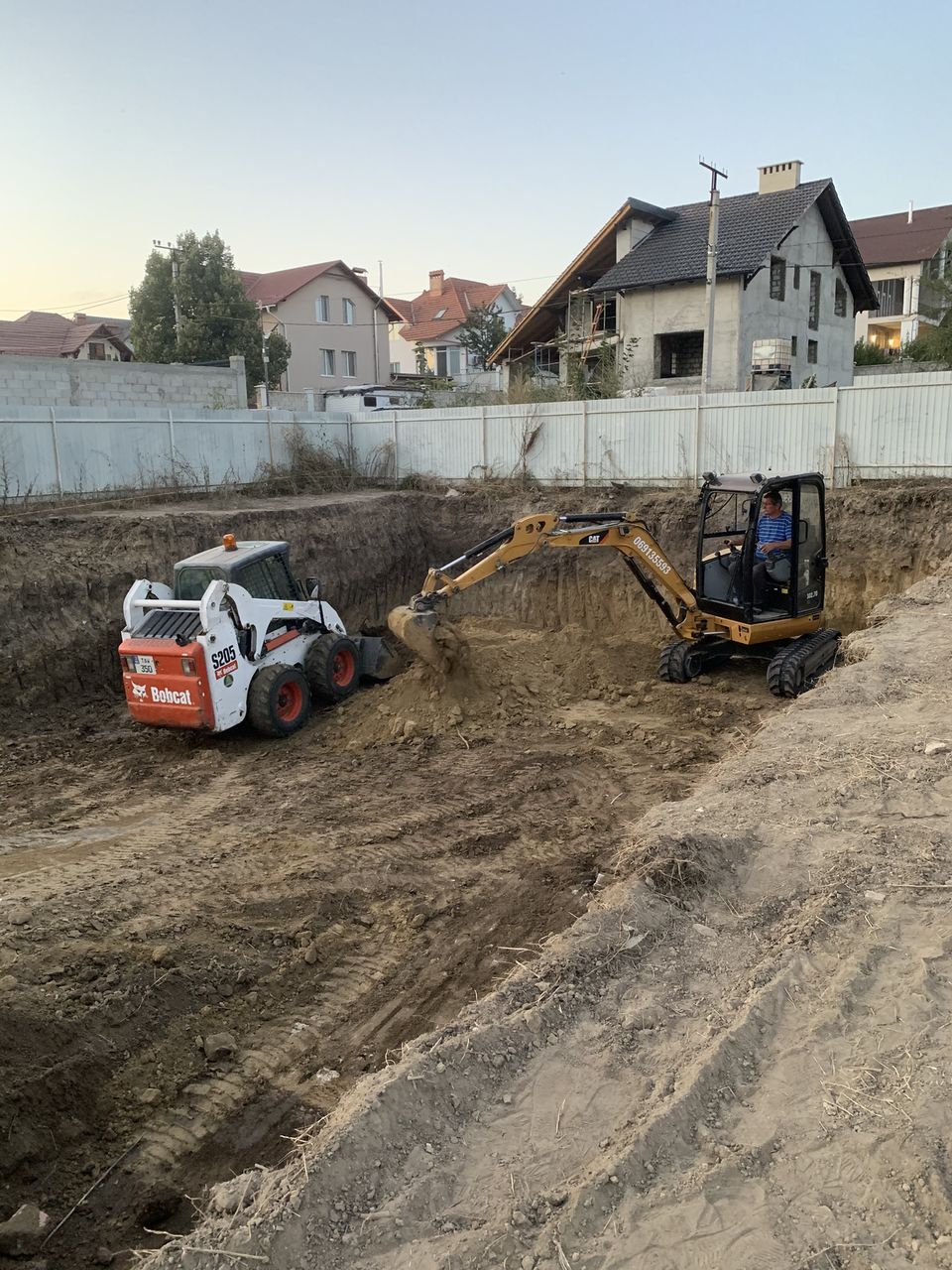 Demolarea constructiilor excavator buldoexcavator servicii bobcat foto 2