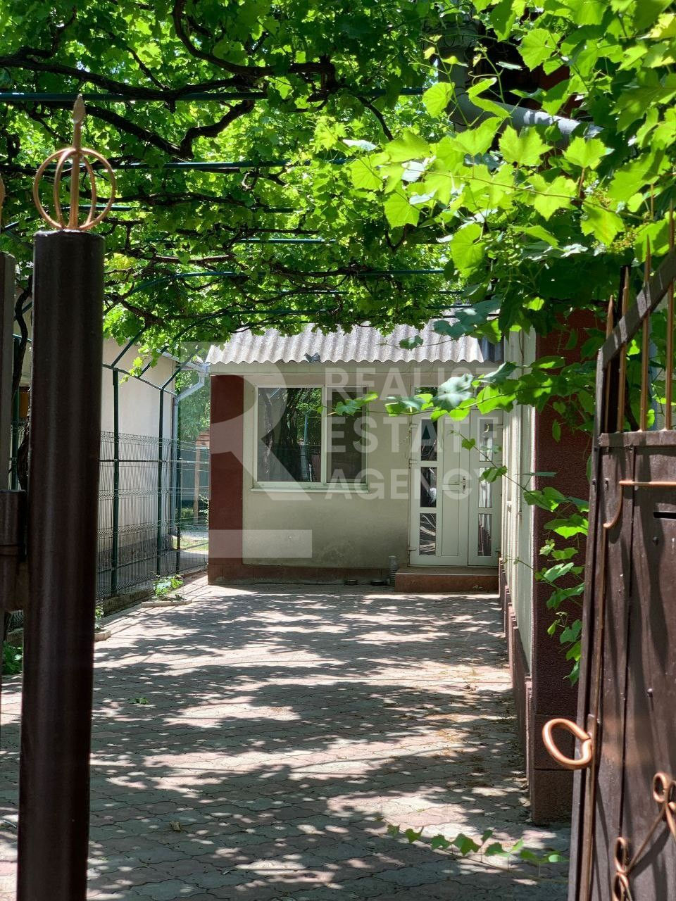 Vânzare - casă cu 1 nivel, 84 mp + 5 ari, str. Libertății, Bălți foto 0