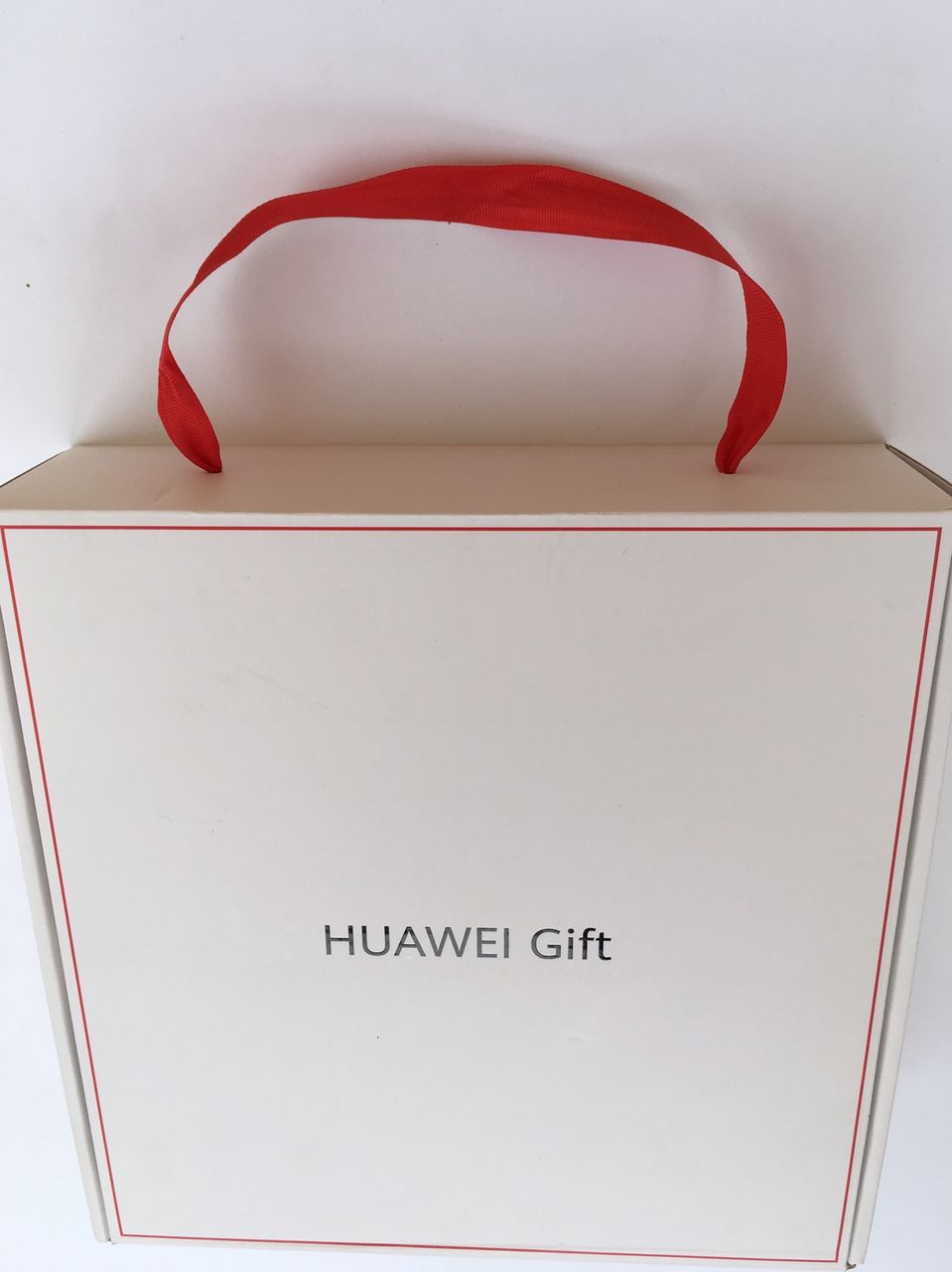 Подарок, Подарочная коробка Huawei Gift. Комплект из трёх вещей