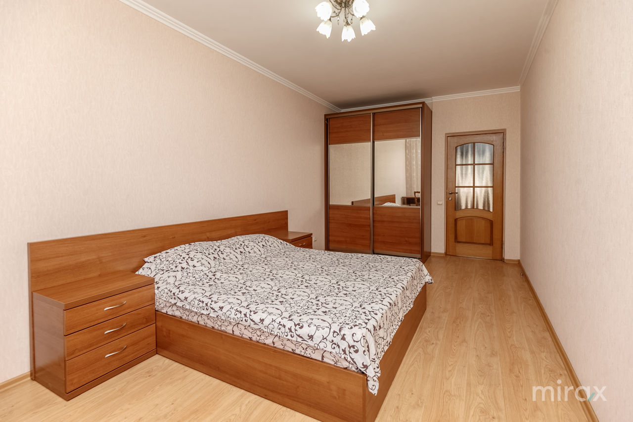 Apartament cu 3 camere, 135 m², Centru, Chișinău foto 1