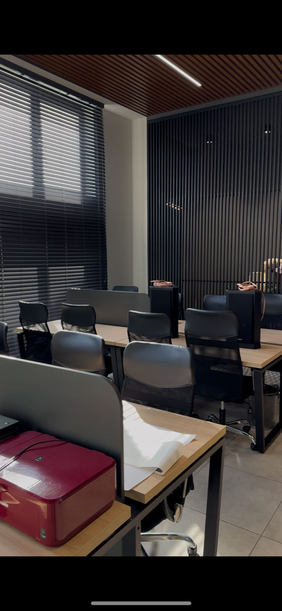 "Curătenie profesională de întretinere în birou - servicii de calitate la pret competitiv" foto 3