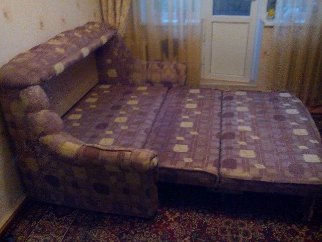 Диван раскладной с лампочками для чтения в хорошем состоянии.