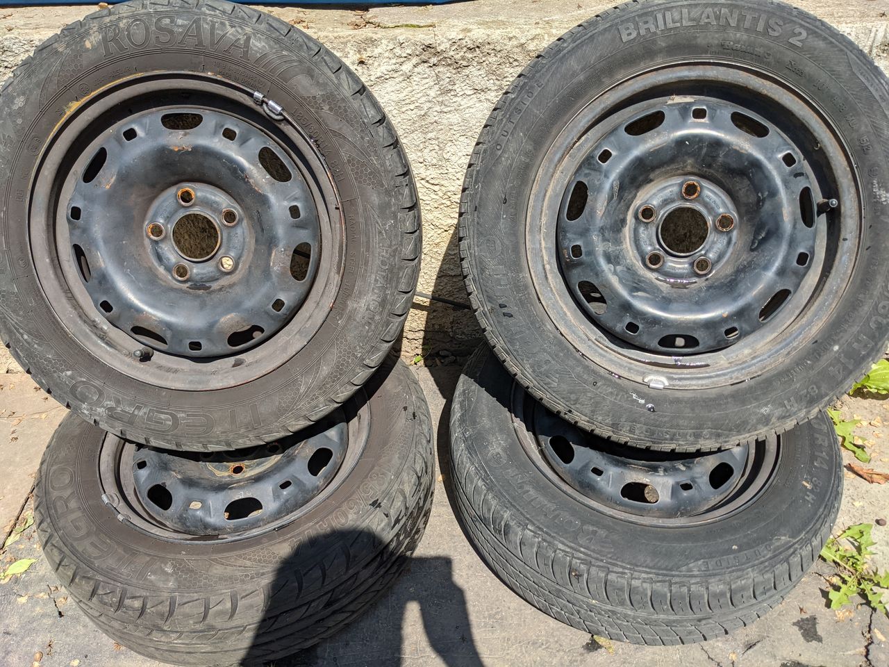 Anvelope de vară cu jante R14 185/60.