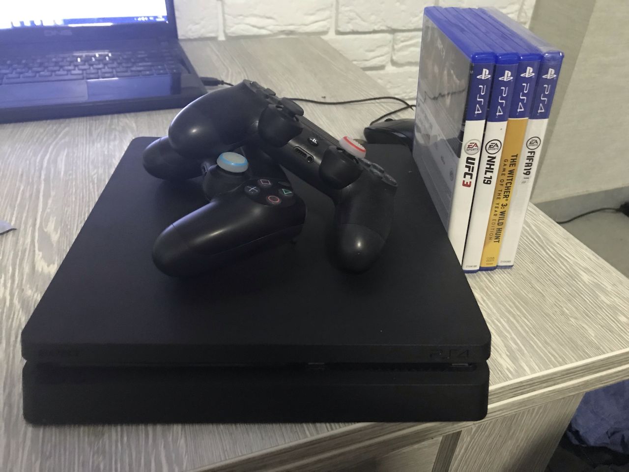 Продам Playstation 4 slim 500Gb + 2 джойстика + 4 игры