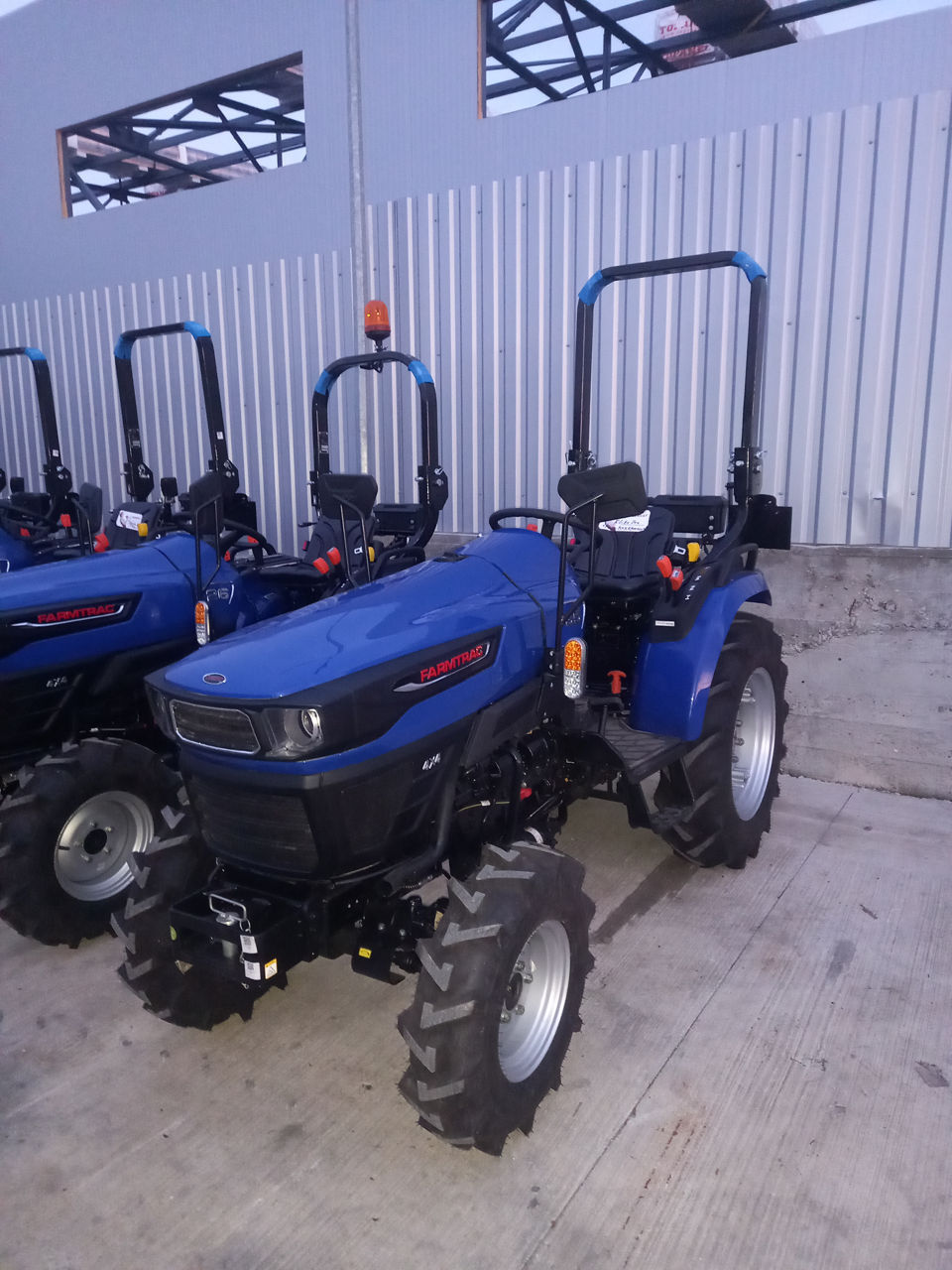 Tractor Compact Farmtrac La 200 Euro Lunar фото 4