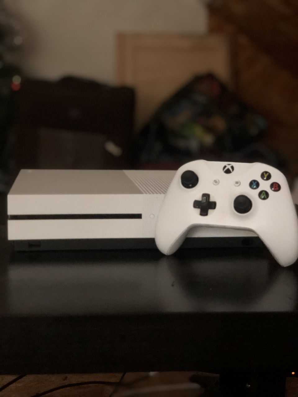 Продам Xbox One S 1 ТБ с игрой