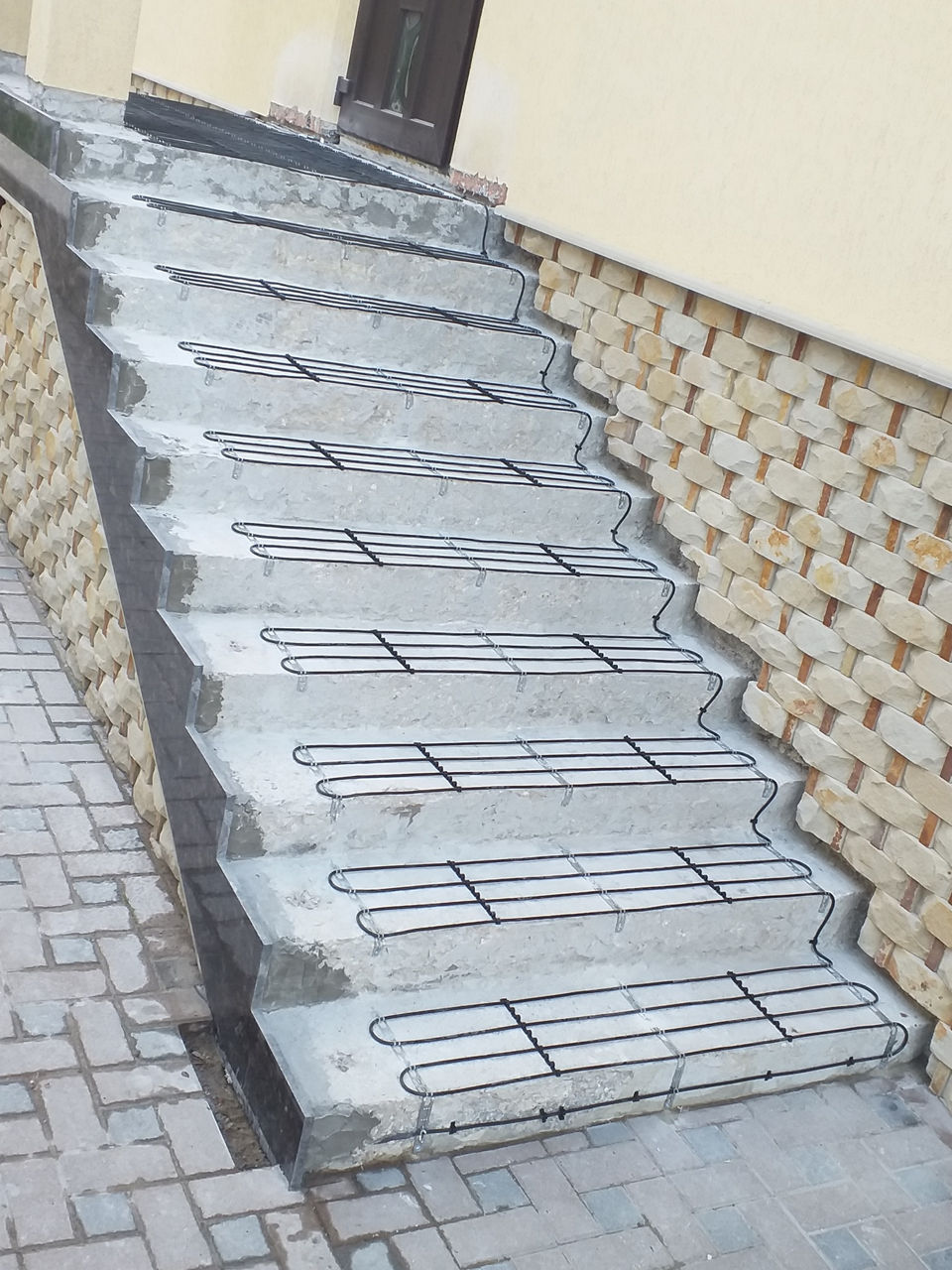 Sistem topirea zăpezii (degivrare) — Tepte, rampe, alei. Instalare. 20 ani garanție. Importator foto 12
