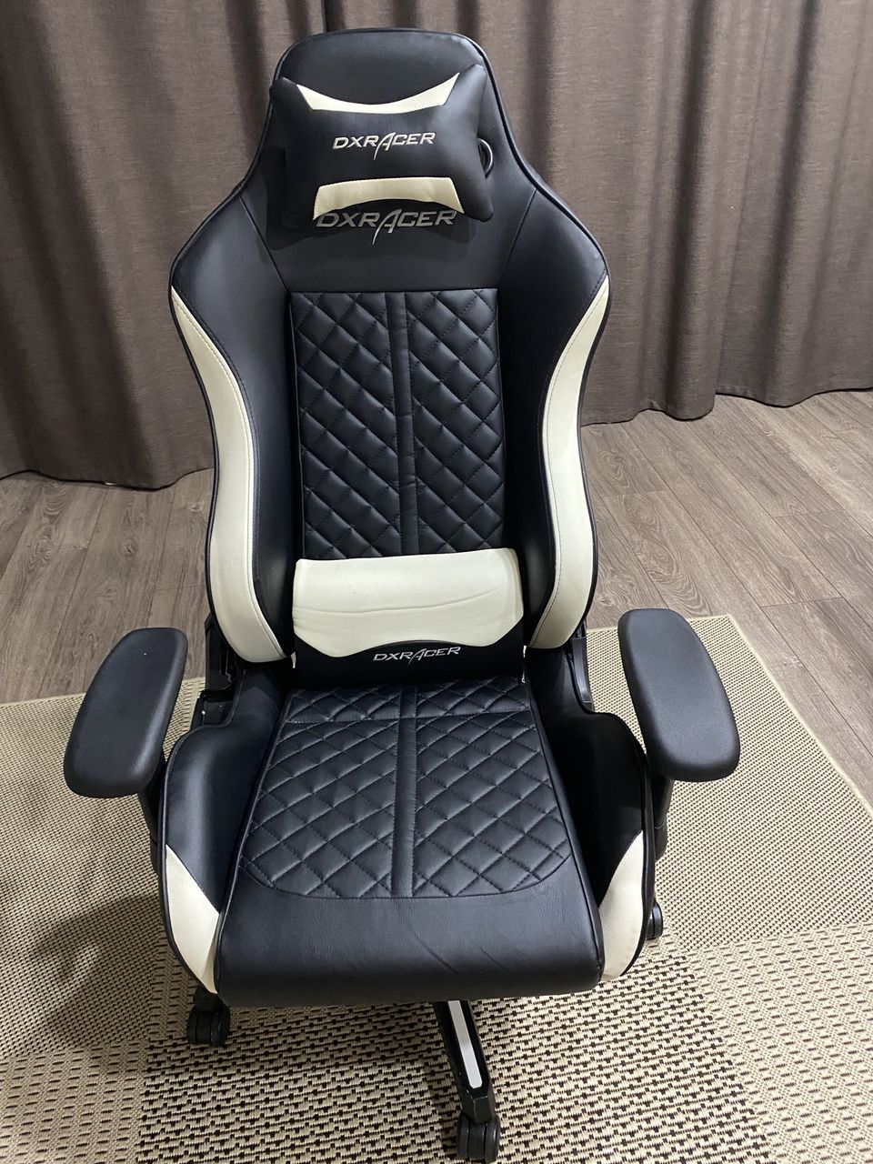 Игровое кресло DXRacer