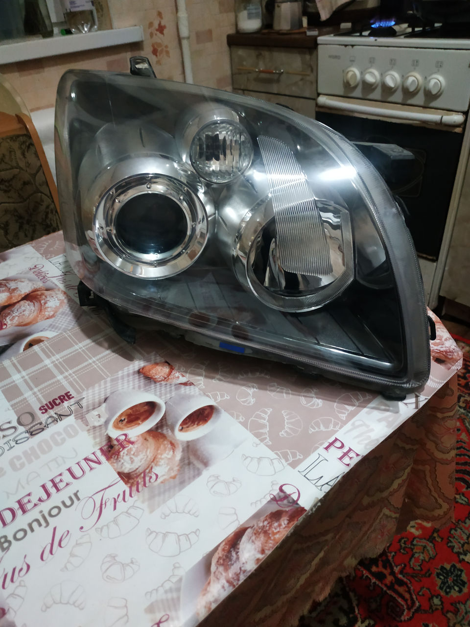 Фара Тойота Авенсис.