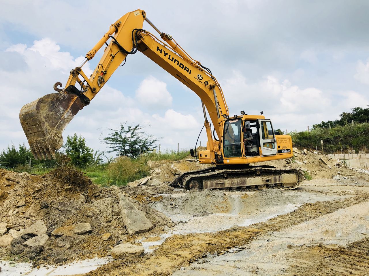 Servicii cu buldoexcavatoare si excavator pe senile foto 3