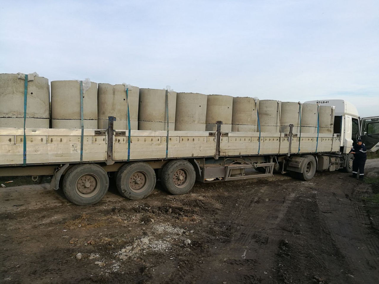 Producem tuburi din beton si capace pentru fantani, podete, canalizari etc. foto 3
