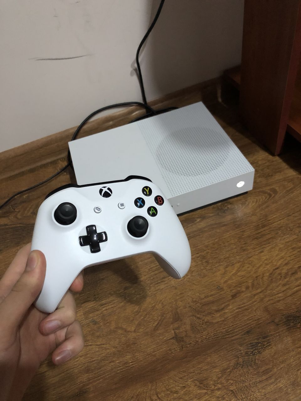 Xbox One S 1 TB ,stare ideala + 4 jocuri pe disc