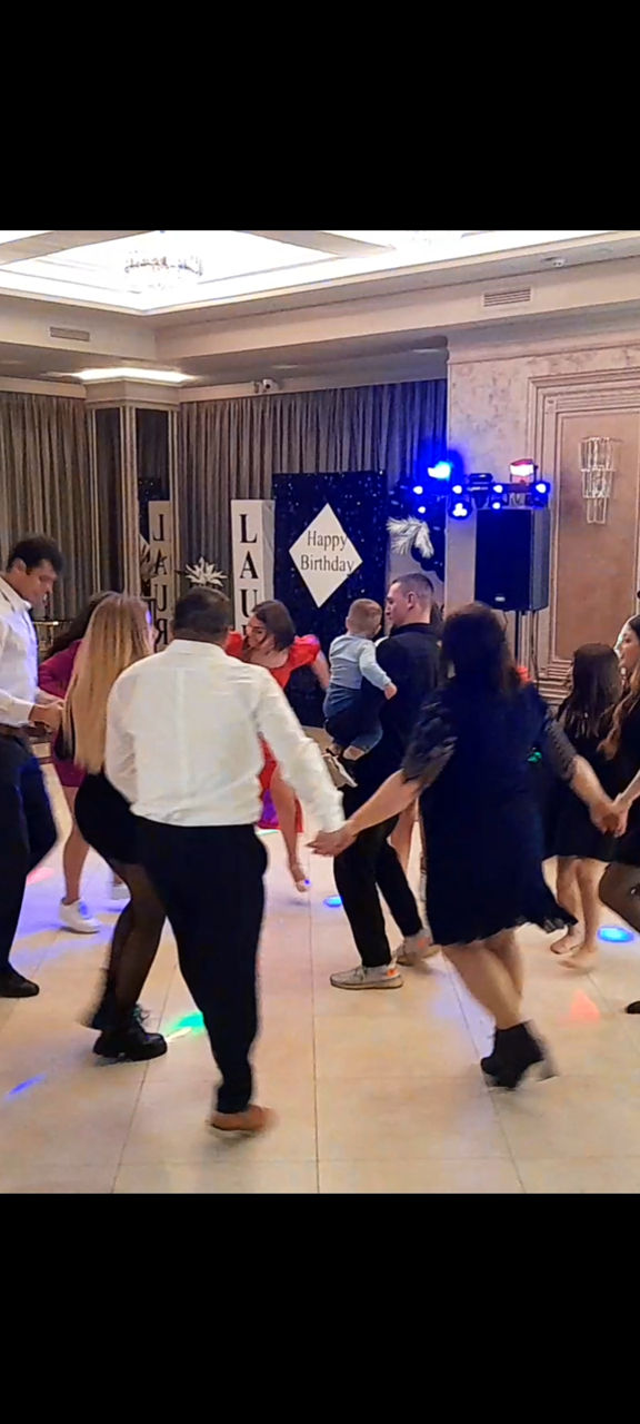 Muzică DJ/Lumini- solistă -moderatoare - pentru evenimente : zile de naștere ,nunți , cumatrii e.t.c foto 6