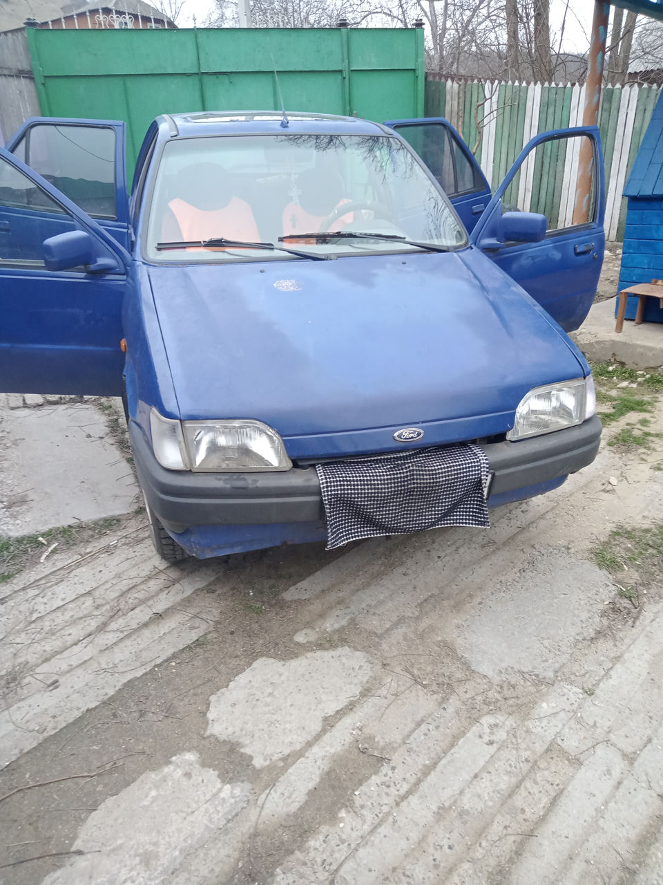 Dezmembrez automobile . Ford Fiesta Courier la piese. foto 0