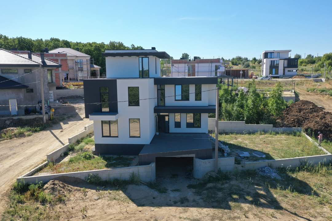 Proprietar, casă 350mp, Poiana Domnească, str. Tineretului 9