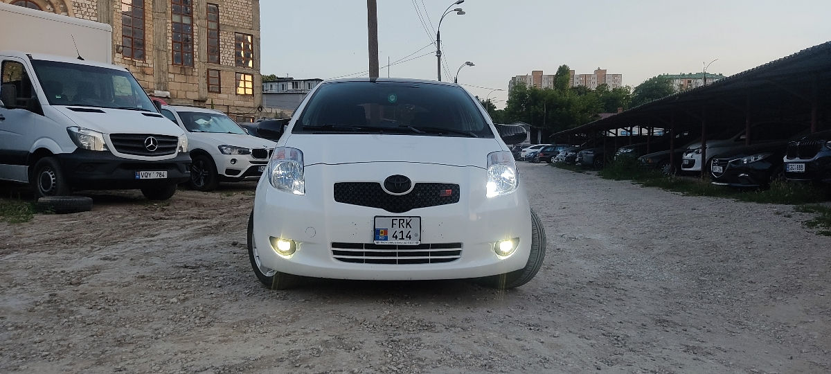 Toyota Yaris фото 0