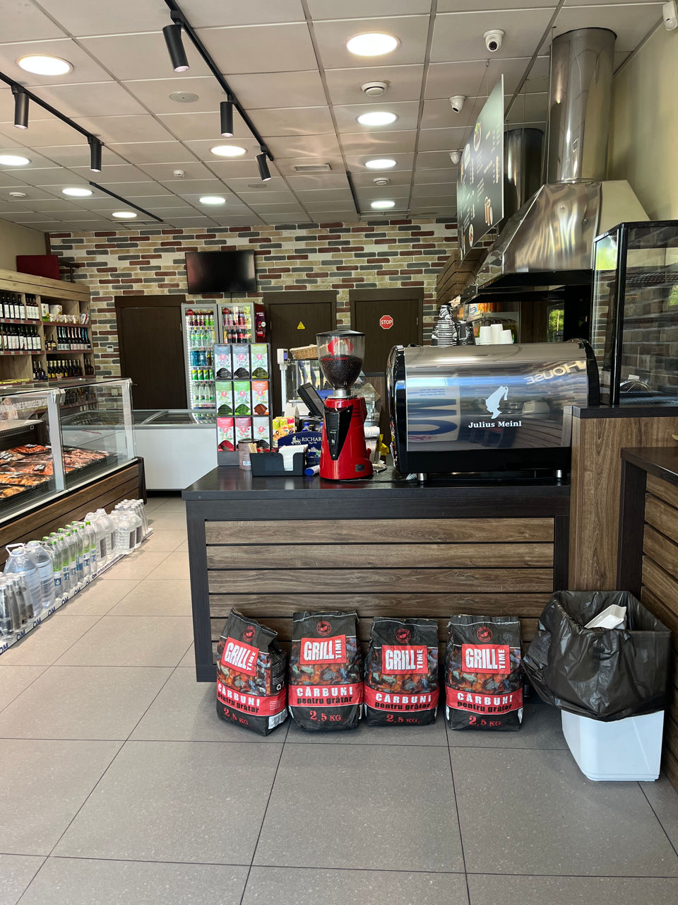 Se vinde afacere (magazin alimentar + bufet fast-food) фото 0
