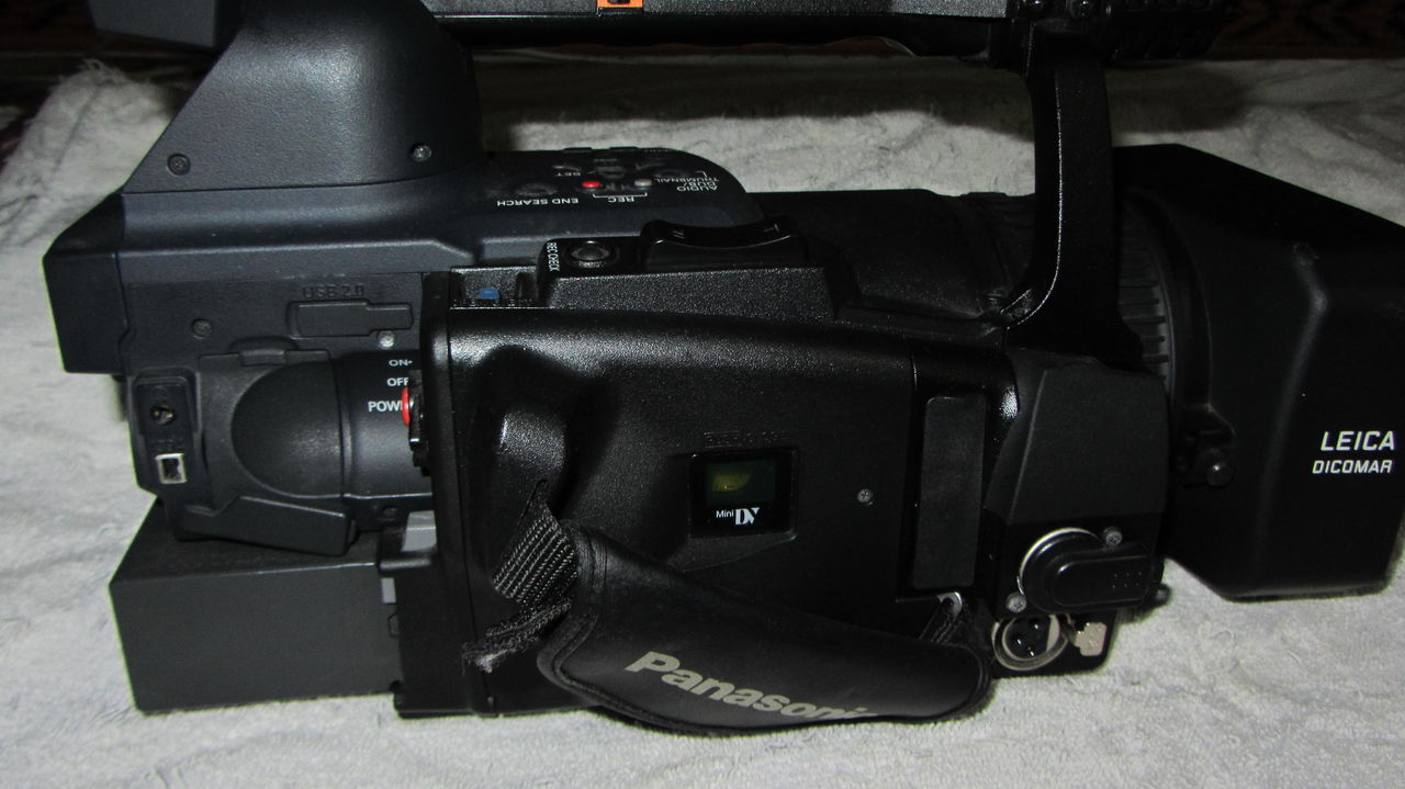 Panasonic Pro AGHVX200 3CCD P2/DVCPRO 1080i High Definition Camcorder