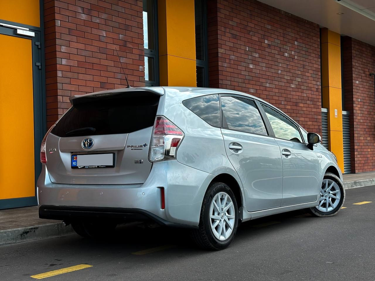 Toyota prius plus 7 locuri- chirie auto - авто прокат - rent a car foto 1