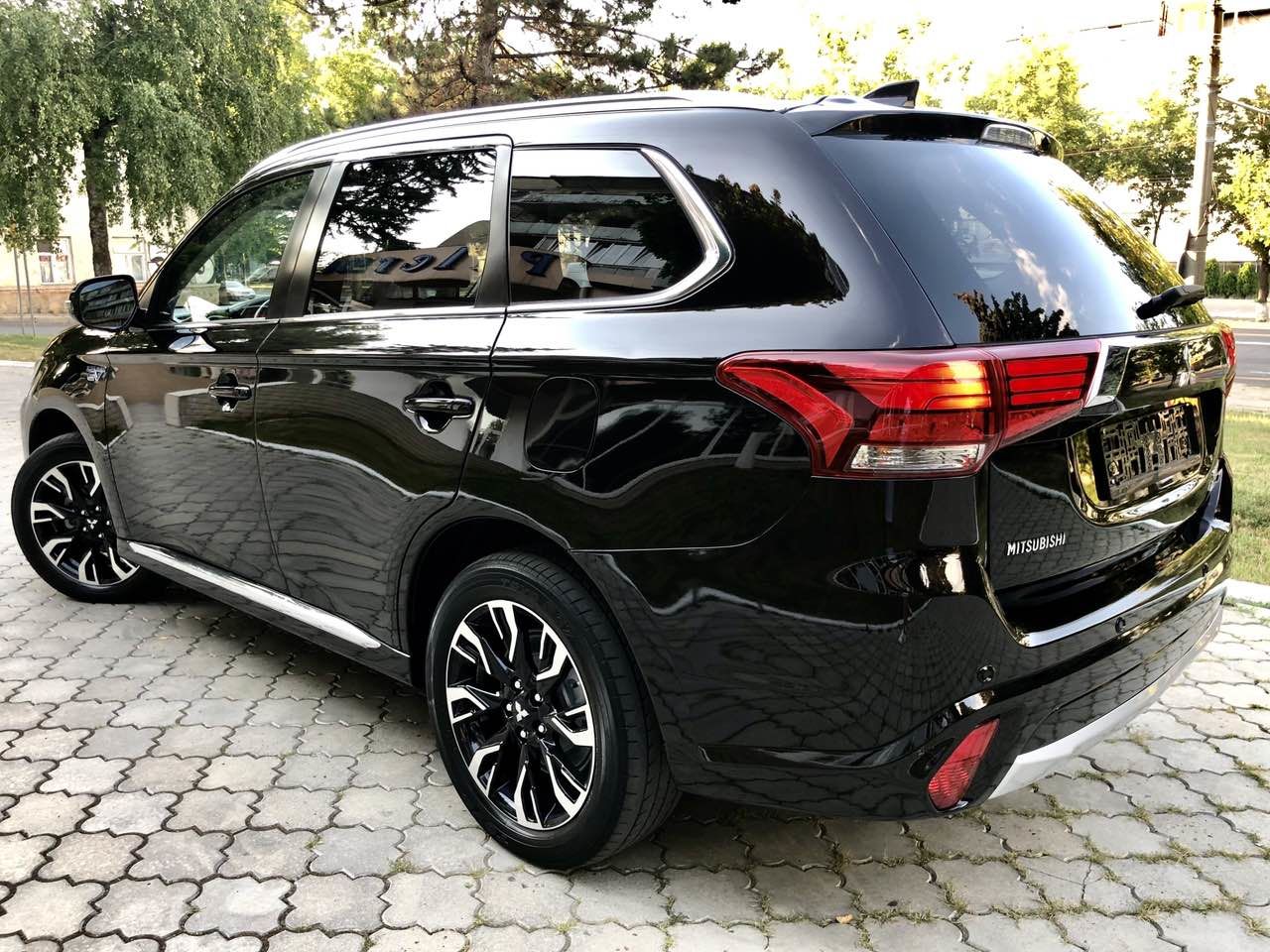 W12 mitsubishi outlander