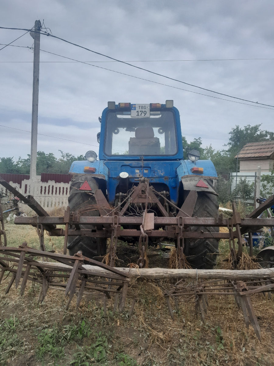 Tractor Belarus MTZ 80 de vânzare, cu plug inclus an 1981 (preț negociabil) foto 0