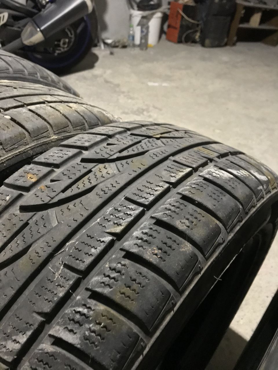 Комплект зима 215/55/R16 Hankook в хорошем состоянии!