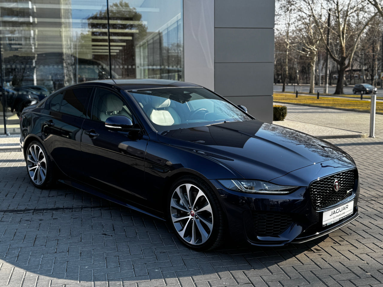 Jaguar XE фото 8