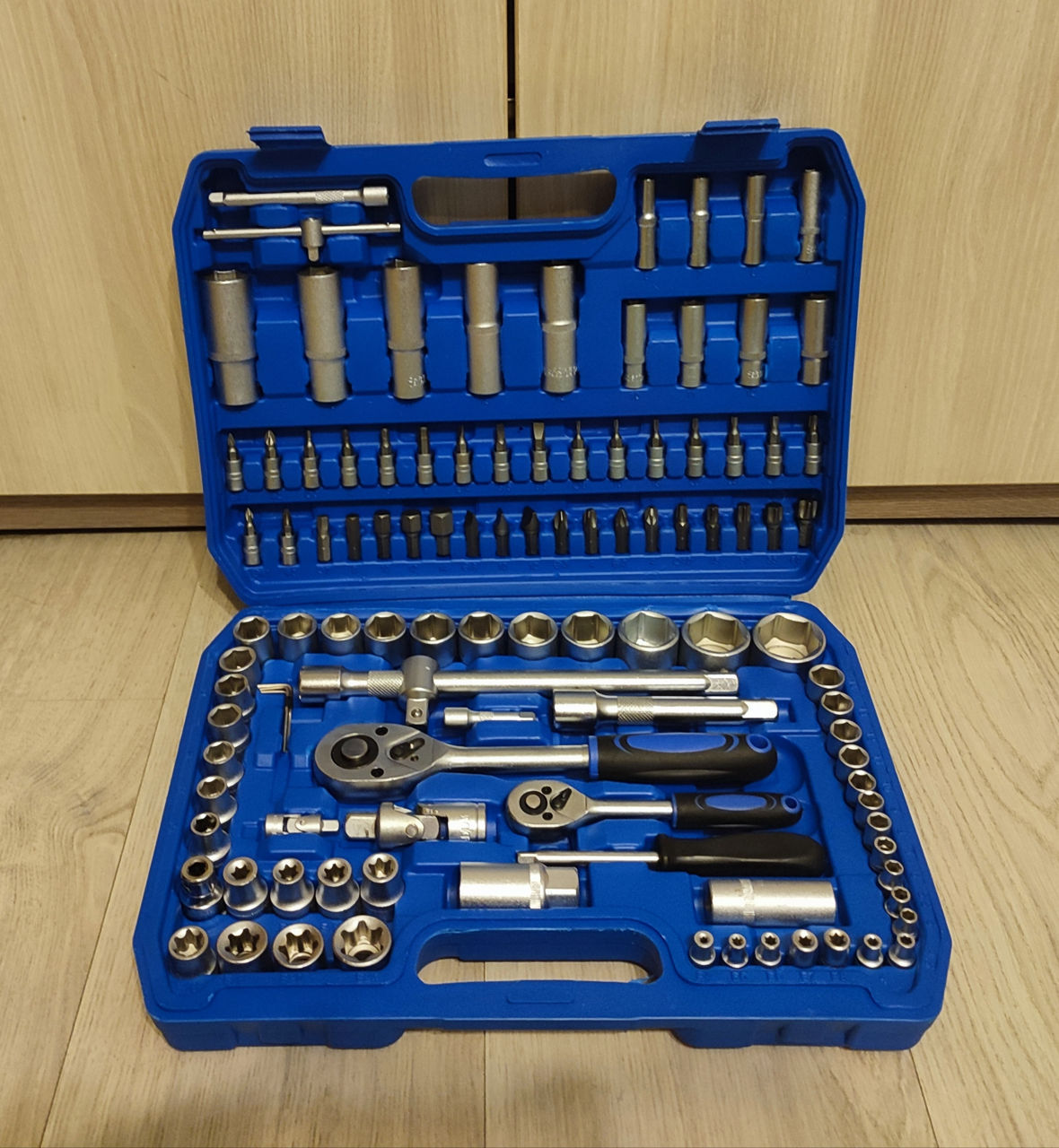 набор ключей на 108 предметов .доставка . очень хорошие качество ...