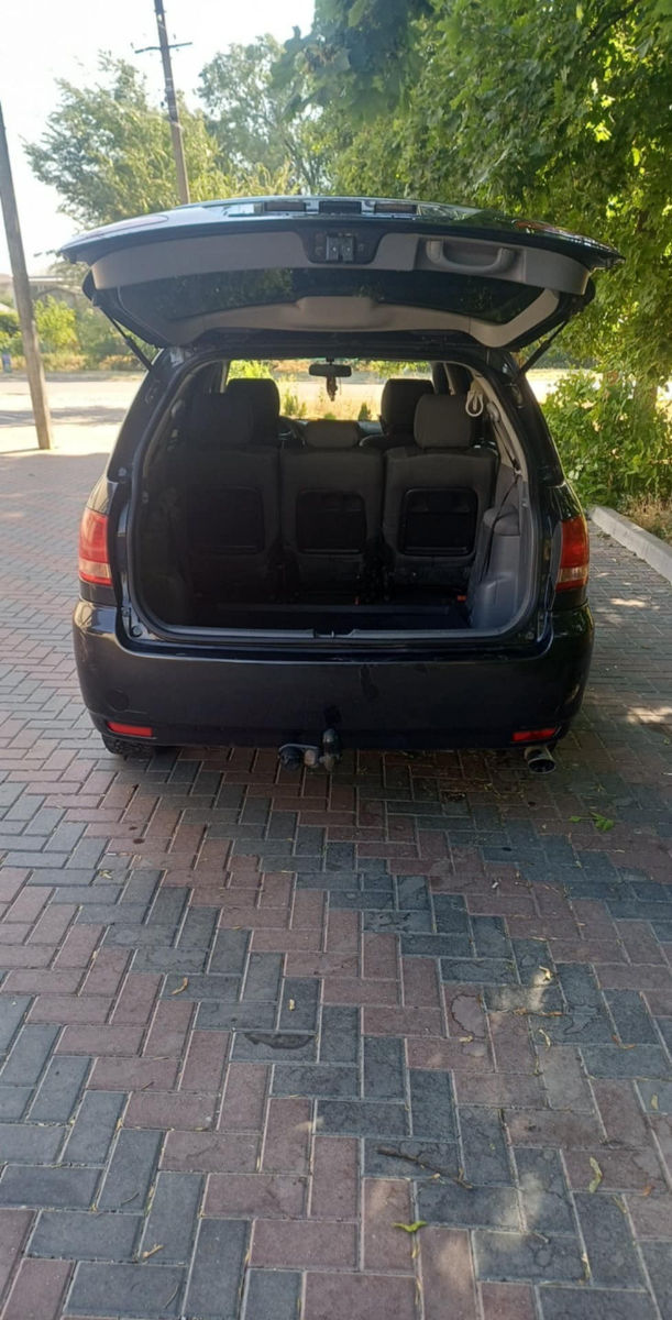 Toyota Avensis Verso foto 2