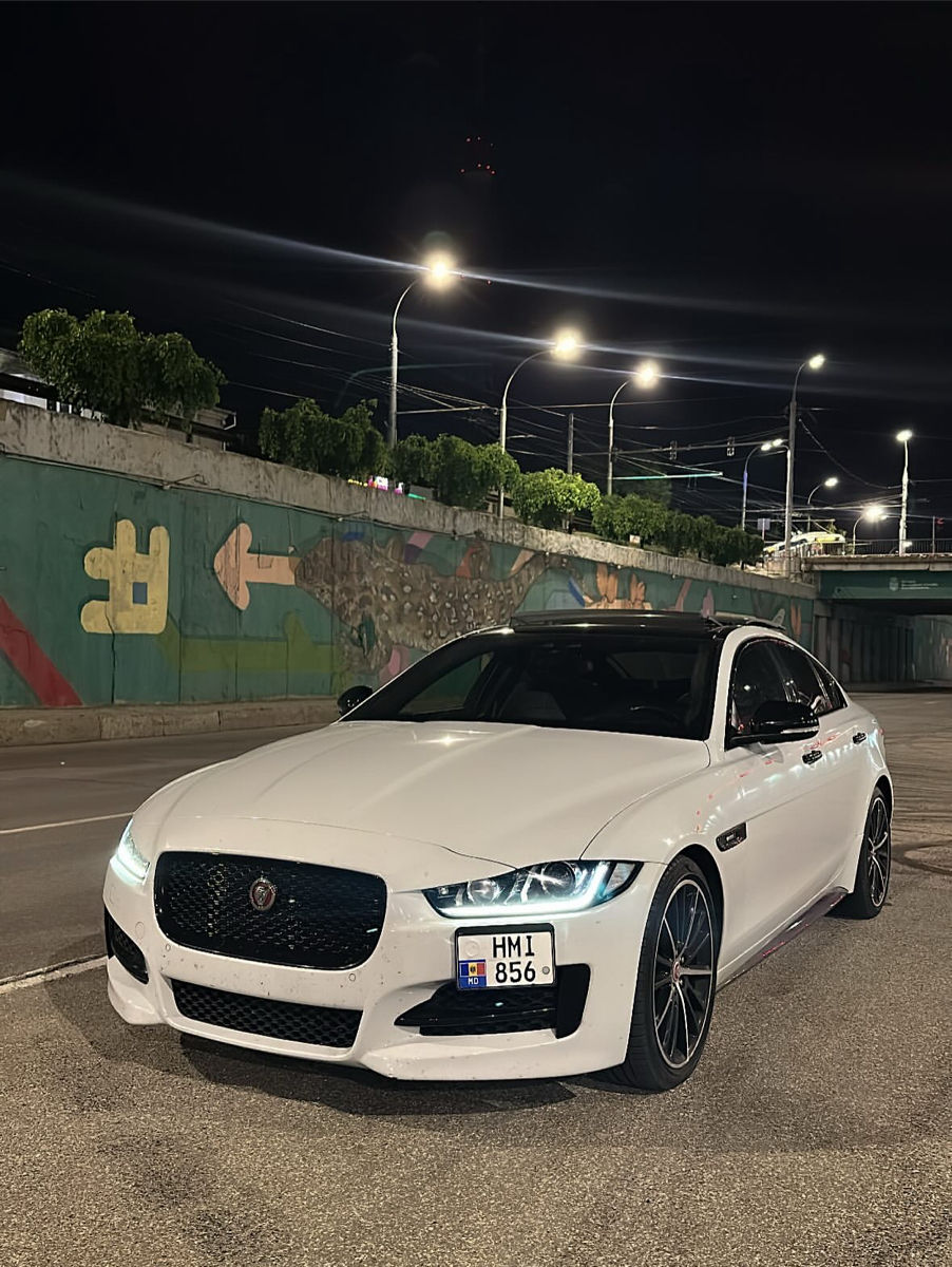 Jaguar XE фото 1