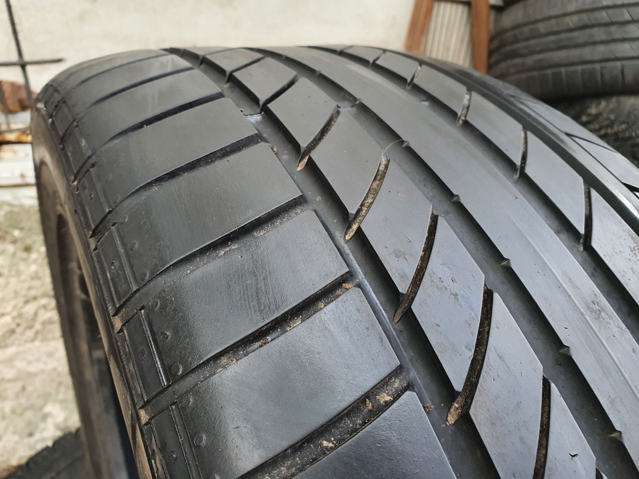 275/45/ R19- Continental.