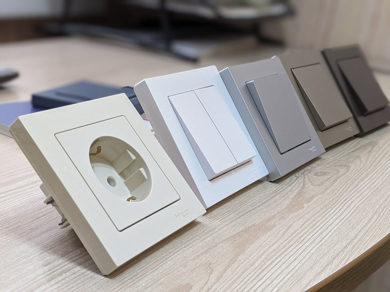 Furnitura Electrică de la Schneider Electric , Legrand și ABB foto 4