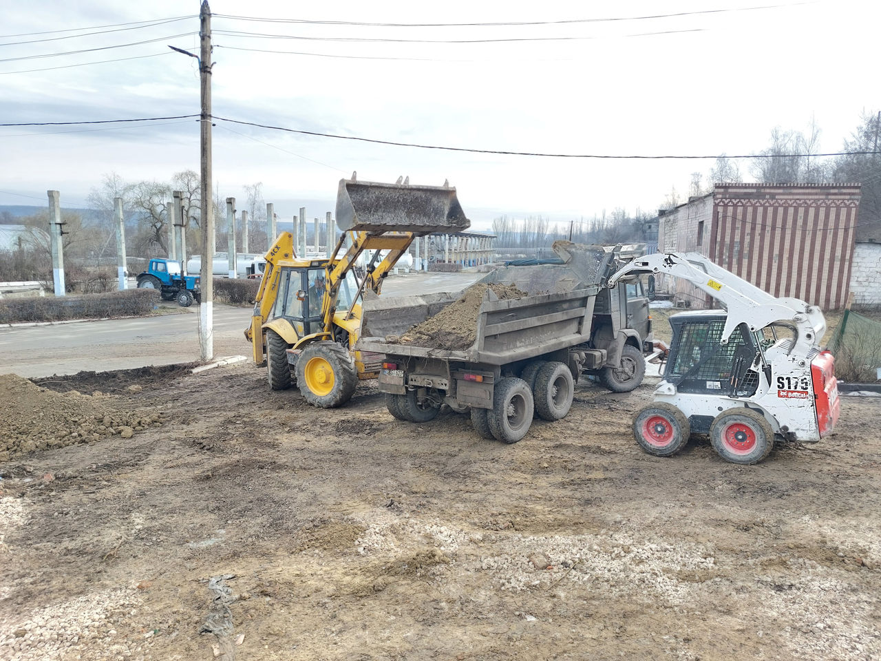 Servicii bobcat kamaz excavator.nisip.petris.pgs. foto 0