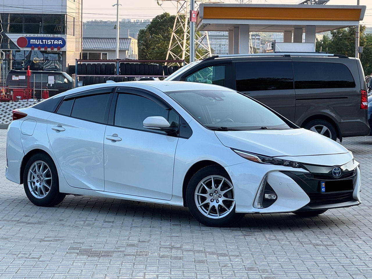 Toyota Prius Prime фото 0