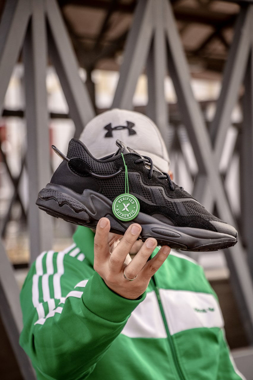 all black adidas ozweego