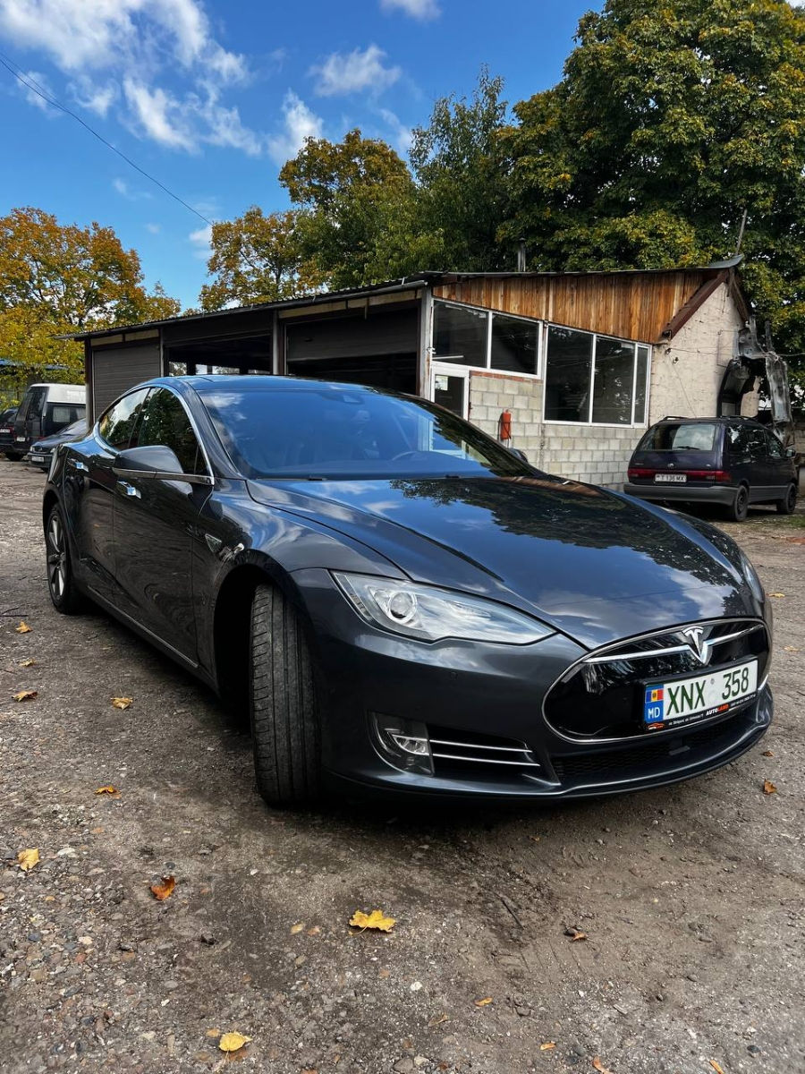 Tesla Model S 2015 г. с пробегом 120000 км, Электричество, 17990 €